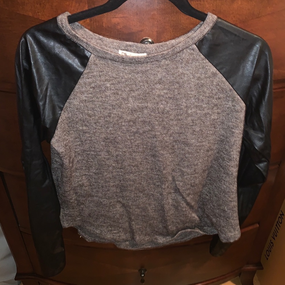 Basic leather sleeve sweatshirt